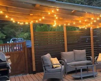 Modern studio with soft tub -Ratcliffe Guest Suite - Duncan - Terasa