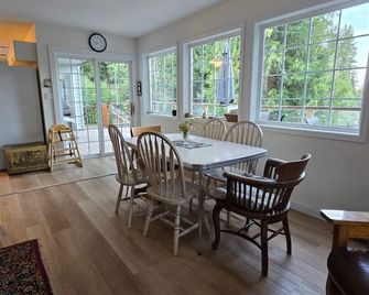 Family Fun, Seclusion, and Adventure You'll find it at Kingfisher Cove! - Greenwood - Dining room