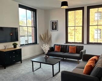 Apt 3, 15 West Street - Hereford - Living room