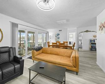 Eagles Nest At Heron Hill Retreat Hot Tub on Lake! - Streetsboro - Living room
