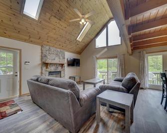 Walk To Beach On Wallenpaupack! - Hawley - Huiskamer