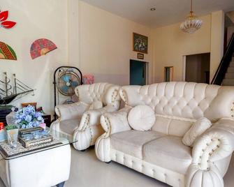RedDoorz @ Hotel Grand Aulia Majene - Majene - Sala de estar