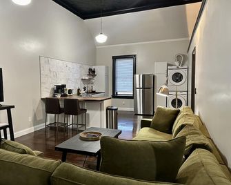 The Mercantile on the Katy Trail - Hermann - Living room