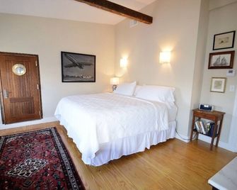 Right on Broadway - Sunny, Private Apartment - Providence - Bedroom