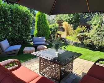 Garden Oasis in the City - Vancouver - Patio