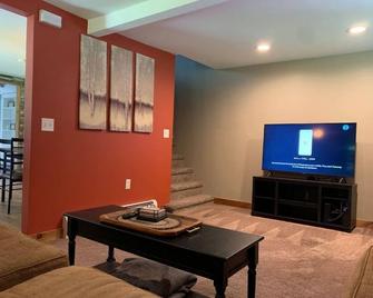 3 Bedroom's with 4 beds, 1/2 wrap around porch, patio, 2 firepits, outdoor bar! - Victor - Wohnzimmer