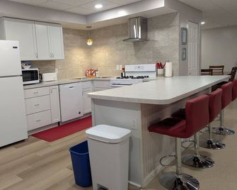 The Robins Nest near Frankenmuth is spacious basement apartment. - Birch Run - Cocina