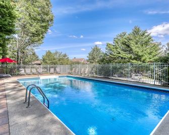 Picturesque mountain view condo with fireplace, balcony, deck, pool, & kitchen - Waitsfield - Pool