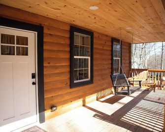 Bright & quiet cabin near mountain attractions - White Haven - Патіо