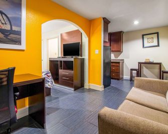 Rodeway Inn & Suites Houston near Medical Center - Houston - Bedroom