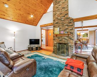 Cozy Cabin in the Woods - Londonderry - Living room