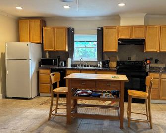 Charming 1-bedroom cottage in enjoyable Sacramento with AC, WiFi - Sacramento - Cocina