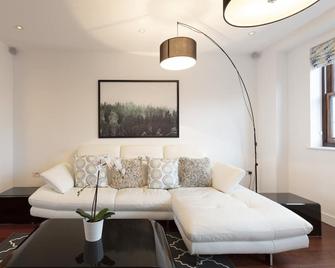 Hampden Apartments - The Henry - Windsor - Living room