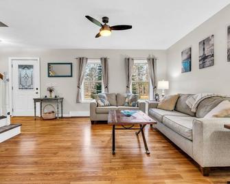 Spacious Home Close to Beaches! 3BR, Dog & Family Friendly, 30 Mins to Portland - Biddeford - Living room