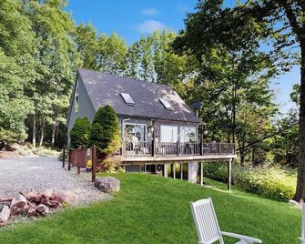 Oceanfront snowbird-friendly home on the beach with washer/dryer & fireplace - Lincolnville - Uteplats