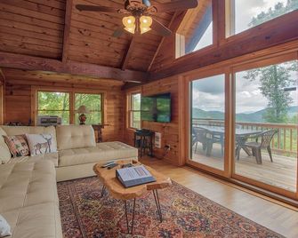 Beautiful Log Cabin with Panoramic Views - Maggie Valley - Living room