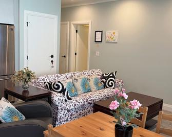 Beachside Vacation Suite in beautiful White Rock, BC, Canada - White Rock - Huiskamer