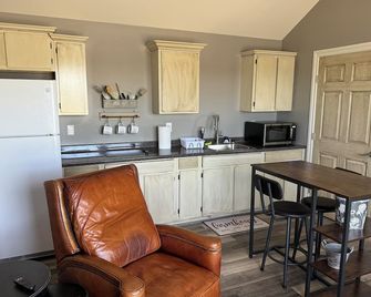 Cozy Tiny House located near Medicine Park with WiFi, AC - Lawton - Kitchen