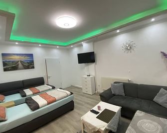 Schöne Wohnung 72qm, Nähe Stadt- & Schulzentrum, 8 km von der Tschechei Entfernt - Selb - Спальня