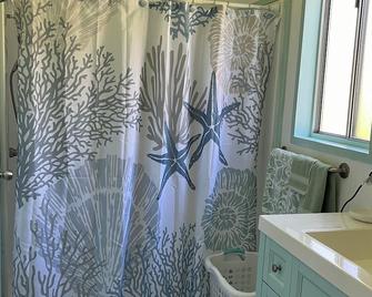 Tropical Anuenue Cottage - Hawaiian Paradise Park - Bathroom