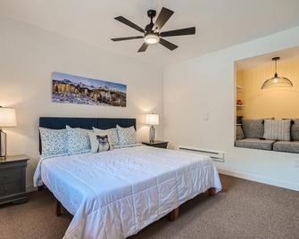 King Room, Boutique Mtn Motel Idaho Springs - Idaho Springs - Bedroom