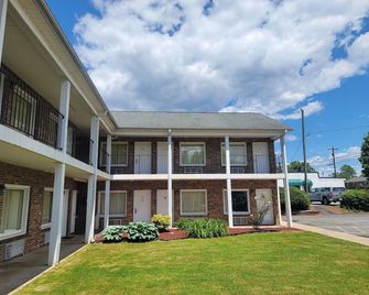 Elk Inn - Elkin - Building