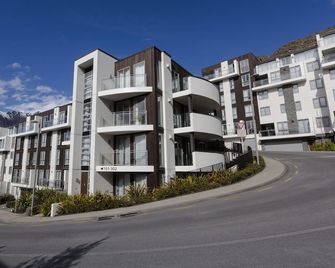 Queenstown Village Apartments - Queenstown - Building