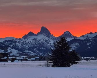 1BR Teton View Getaway with Hot Tub near Skiing and Teton & Yellowstone National Park - Driggs - Extérieur