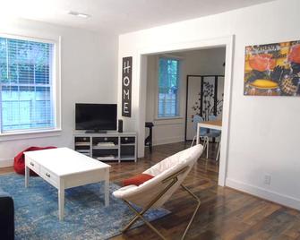 NEW! Affordable, Cute & 10 Mins to Downtown Charleston & 5 Mins to Park Circle - North Charleston - Living room