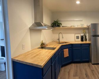 Perfect one bedroom one bath Casita in Central Yuma, has everything you need. - Yuma - Kitchen