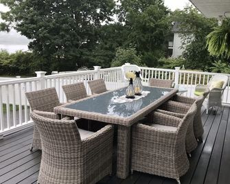 The Tequila Sunrise House is a beautiful waterfront 5 Bedroom home - Somerset - Balcony