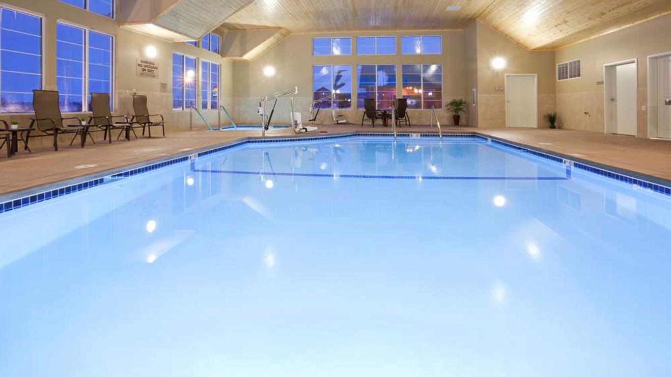 GrandStay Hotel & Suites Thief River Falls