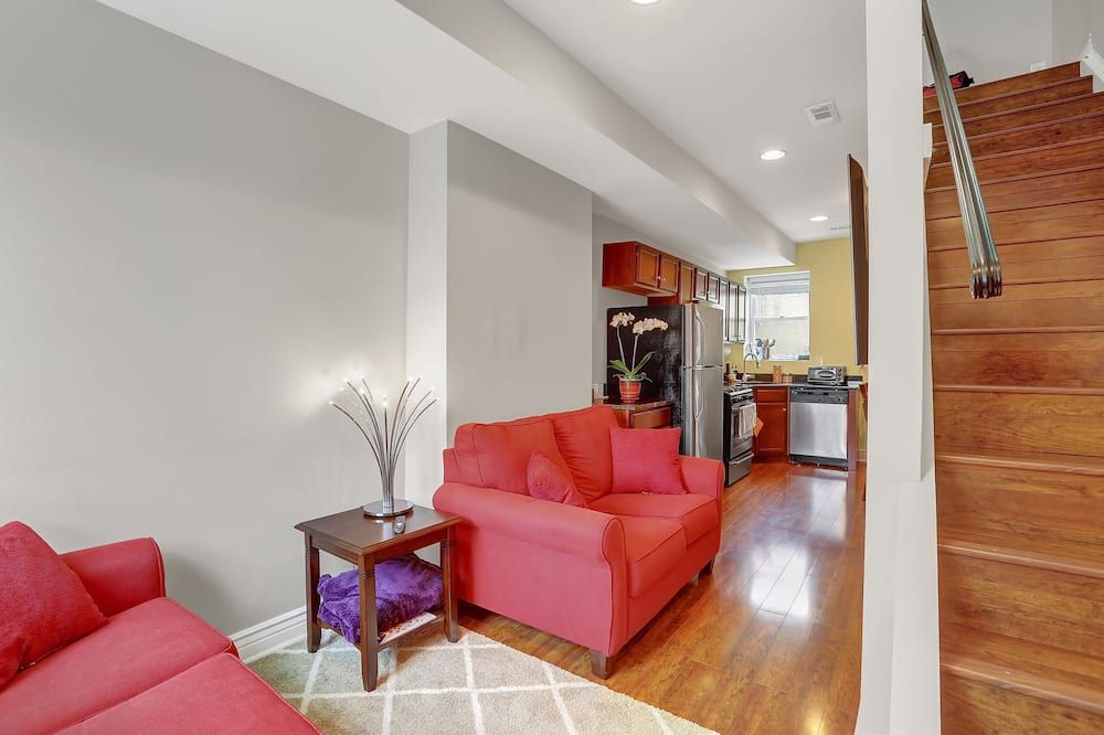 Romantic Hot Tub Getaway, Walking Distance to Fells Point - Baltimore - Living room