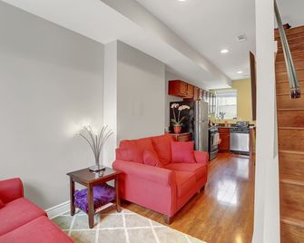 Romantic Hot Tub Getaway, Walking Distance to Fells Point - Baltimore - Sala de estar