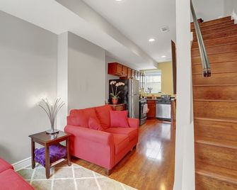 Romantic Hot Tub Getaway, Walking Distance to Fells Point - Baltimore - Living room