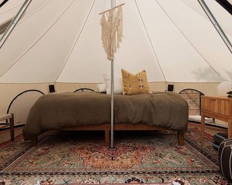 Ilex Forest Retreat: Camp Azalea - Tustin - Habitación