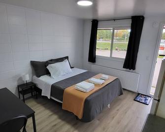 Happyland Inn - Orillia - Bedroom