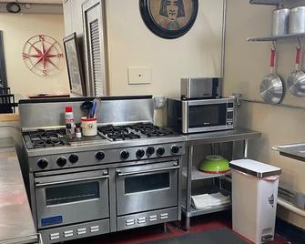 Downtown historic industrial loft, dog-friendly, sleeps 15+ - Winfield - Kitchen
