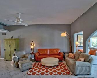 Fantastic! Chill 3 Bedroom Retreat on Sun City on a GOLF Course - Sun City - Sala de estar