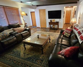 Captain's Cove. Cozy cabin in the Village of Shaver Lake. Pet friendly! - Shaver Lake - Sala de estar