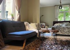 Exquisite 1Br/Ba Apt w/Free Parking in City Center - Riga - Salon