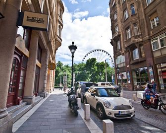 Sasone & Sas Two & Sas Ho - Budapest - Outdoor view