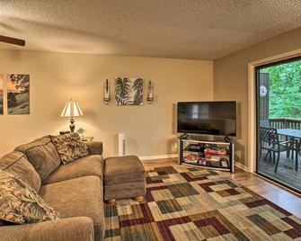 3 Mi to Golf Hot Springs Village Retreat with Deck - Hot Springs Village - Sala de estar