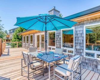 Fantastic Custom Ocean-View Home Near Neskowin has Deck, Spa Tub, Hot Tub! - Neskowin - Patio