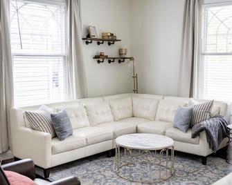 Historic Beauty In Heart Of Downtown. Pe - Lynchburg - Living room