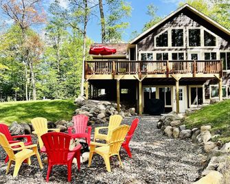 Pet-Friendly Lakeside Cottage w/ Kayaks and Canoe! - Stone Lake - Patio