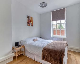 Stylish Scandi 1 Bed Flat in Camberwell (3 mins to transport) - London - Bedroom