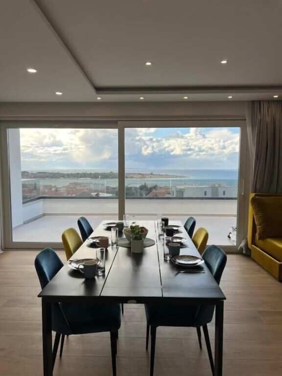 بوتيك هوتل أيفيز - نوفالجا - غرفة طعام