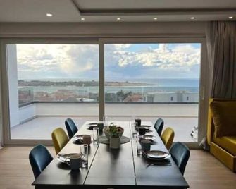 بوتيك هوتل أيفيز - نوفالجا - غرفة طعام