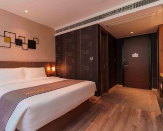 Home Inn Plus Deyang Wuzhou Plaza Performing Arts Center - Deyang - Habitación